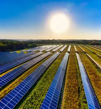 Accueil Aerial view of a solar farm in Red Wing, MN, with solar panels harnessing the sun's energy.
